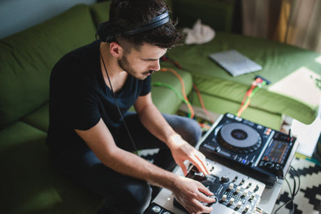 Audífonos Sennheiser HD 25 en una sesión de mezcla
