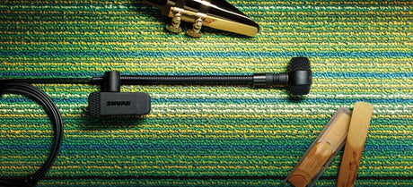 Shure PGA98H fijado a un instrumento de viento