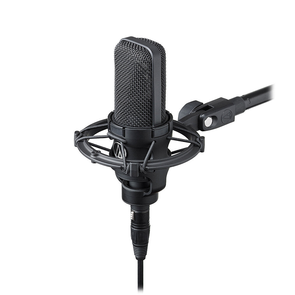 Micrófono Condensador Cardioide AudioTechnica AT4040 con Soporte AT8449A vista oficial completa sobre fondo limpio