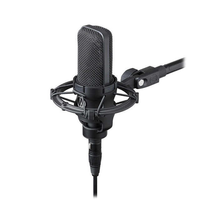 Micrófono Condensador Cardioide AudioTechnica AT4040 con Soporte AT8449A vista oficial completa sobre fondo limpio