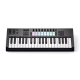 Novation Launchkey 37 MK4 vista frontal elevada
