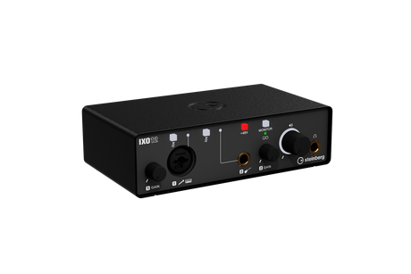 Interfaz de audio Steinberg IXO12 negro vista principal sobre fondo blanco