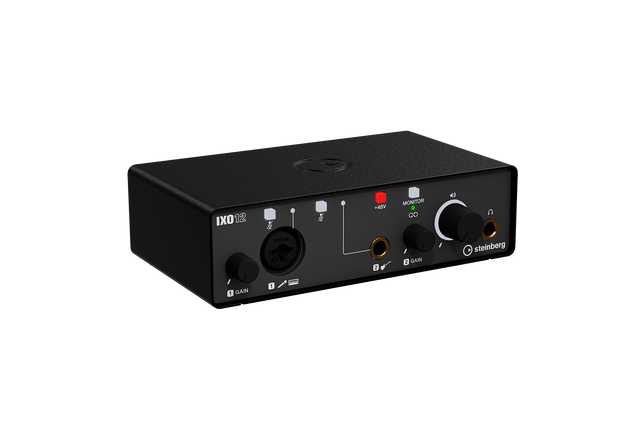 Interfaz de audio Steinberg IXO12 negro vista principal sobre fondo blanco