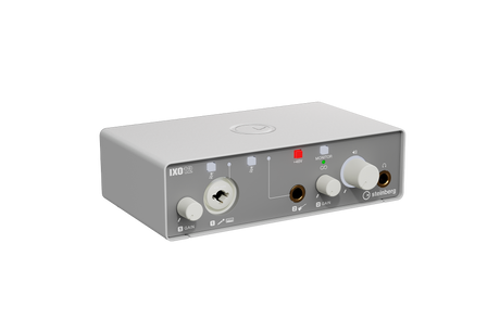 Interfaz de audio Steinberg IXO12 blanco vista principal sobre fondo blanco
