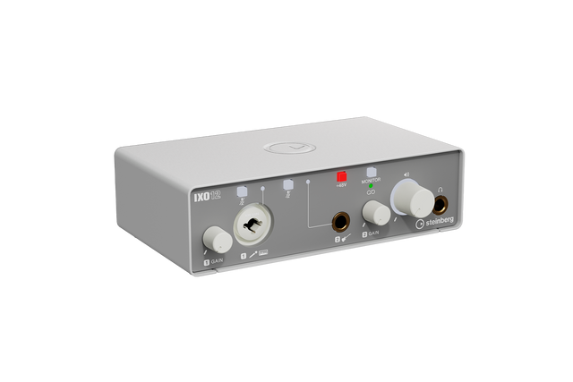 Interfaz de audio Steinberg IXO12 blanco vista principal sobre fondo blanco