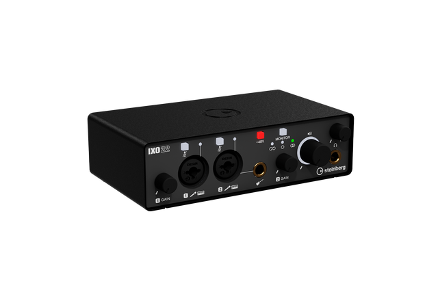 Interfaz de audio Steinberg IXO22 negro vista principal sobre fondo blanco