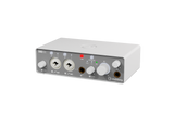 Interfaz de audio Steinberg IXO22 blanco vista principal sobre fondo blanco