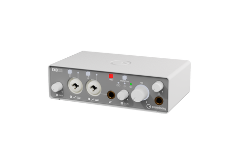 Interfaz de audio Steinberg IXO22 blanco vista principal sobre fondo blanco