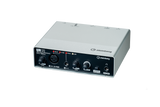 Interfaz de audio Steinberg UR12 plata y negro, vista lateral en perspectiva
