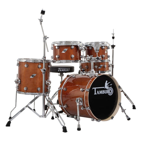 Batería acústica Tamburo TB Formula 18LBR café completa sobre fondo blanco
