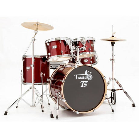 Batería acústica Tamburo TB T5M22RSSK roja completa sobre fondo blanco