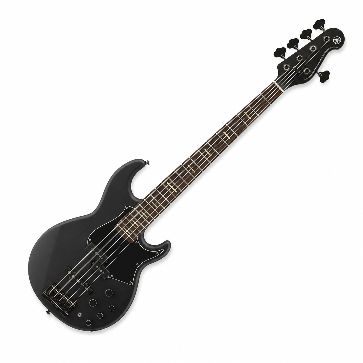 Bajo Yamaha BB735A negro mate translúcido de cinco cuerdas en vista diagonal sobre fondo blanco