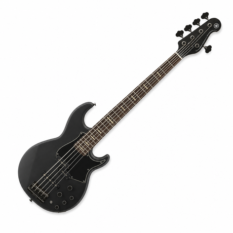 Bajo Yamaha BB735A negro mate translúcido de cinco cuerdas en vista diagonal sobre fondo blanco