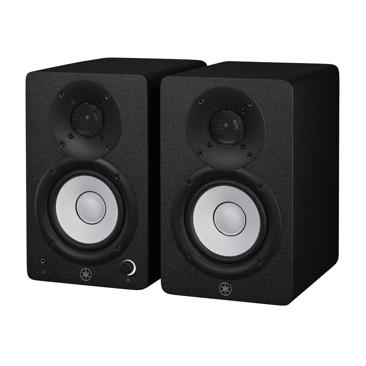 Par de monitores de estudio Yamaha HS4 negros, vista diagonal sobre fondo blanco