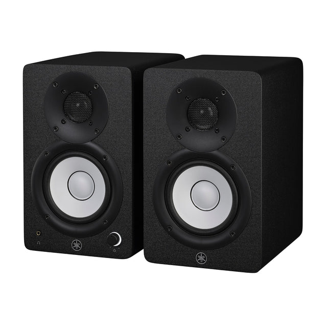 Par de monitores de estudio Yamaha HS4 negros, vista diagonal sobre fondo blanco