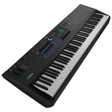 Yamaha MODX M8 completo en vista diagonal sobre fondo blanco