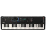 Yamaha MODX M8 en vista frontal horizontal sobre fondo blanco
