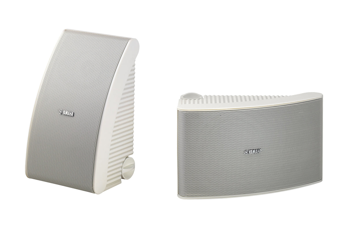 Parlantes exteriores Yamaha NS-AW592 blancos, par completo sobre fondo blanco