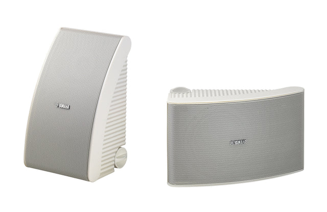 Parlantes exteriores Yamaha NS-AW592 blancos, par completo sobre fondo blanco