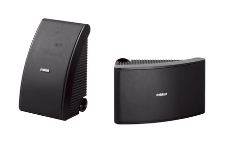 Parlantes exteriores Yamaha NS-AW592 negros, par completo sobre fondo blanco
