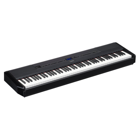 Piano digital portátil Yamaha P-525B negro en vista diagonal, imagen oficial