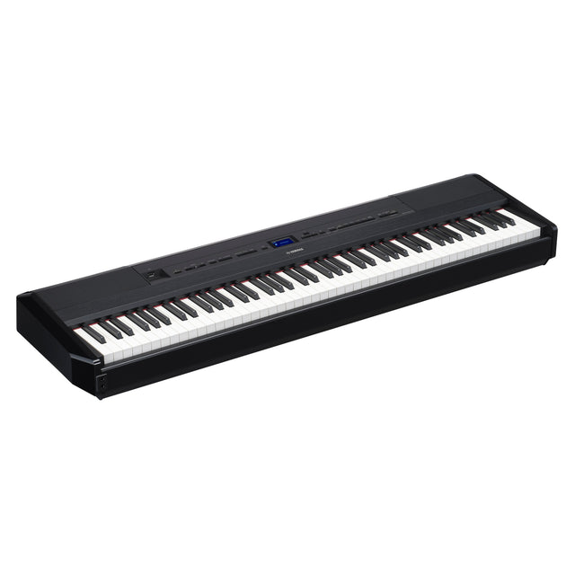 Piano digital portátil Yamaha P-525B negro en vista diagonal, imagen oficial