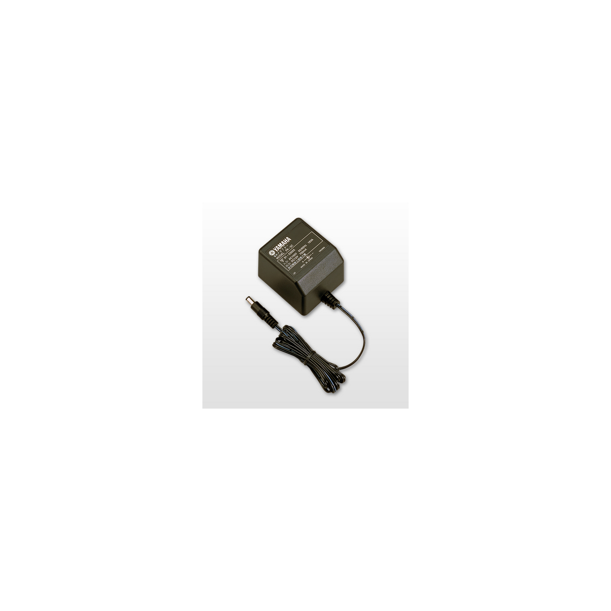 Adaptador de corriente Yamaha PA3C, producto completo sobre fondo blanco