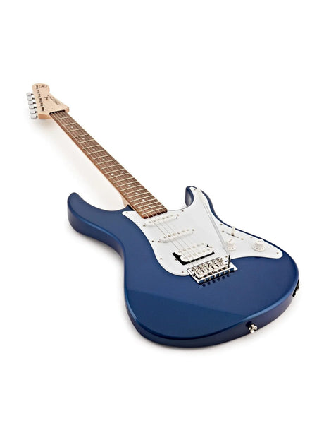 Guitarra Yamaha PAC012 azul completa en vista diagonal sobre fondo blanco