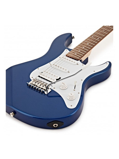 Detalle del cuerpo y electrónica de Yamaha PAC012 azul sobre fondo blanco