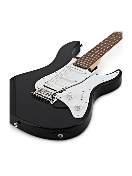 Detalle del cuerpo y electrónica de Yamaha PAC012 negra sobre fondo blanco