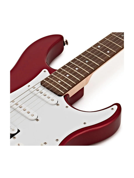 Detalle del cuerpo y electrónica de Yamaha PAC012 roja sobre fondo blanco