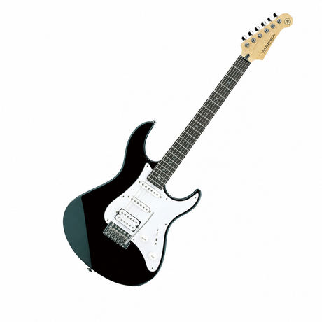 Guitarra eléctrica Yamaha PAC112J negra completa en vista diagonal sobre fondo blanco