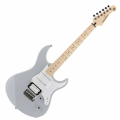 Guitarra eléctrica Yamaha Pacifica gris completa en diagonal sobre fondo blanco