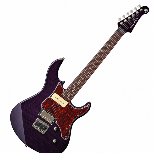 Guitarra eléctrica Yamaha Pacifica PAC611HFM púrpura completa en diagonal sobre fondo blanco