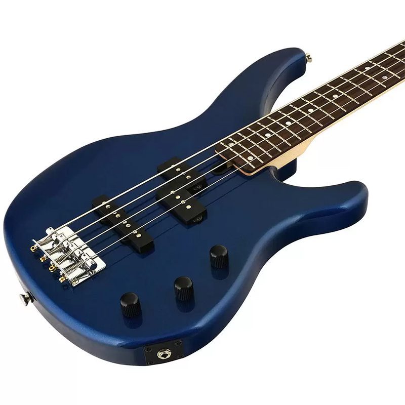 Detalle diagonal del cuerpo del bajo Yamaha TRBX174 azul sobre fondo blanco