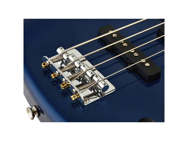 Detalle de puente y pastillas del bajo Yamaha TRBX174 azul sobre fondo blanco
