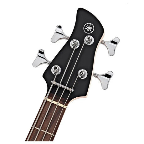 Detalle del clavijero del bajo Yamaha TRBX174 negro sobre fondo blanco
