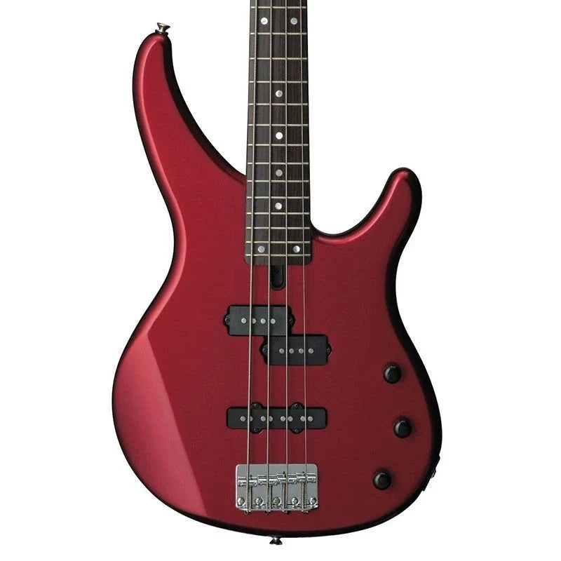 Detalle del cuerpo del bajo Yamaha TRBX174 rojo metálico sobre fondo blanco