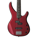 Detalle del cuerpo del bajo Yamaha TRBX174 rojo metálico sobre fondo blanco