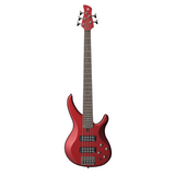 Bajo Yamaha TRBX305 Candy Apple Red de cinco cuerdas, vista frontal sobre fondo blanco