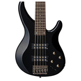 Detalle del cuerpo del bajo Yamaha TRBX305 negro sobre fondo blanco