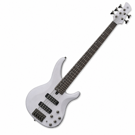 Bajo Yamaha TRBX505 blanco translúcido de cinco cuerdas en vista diagonal sobre fondo blanco