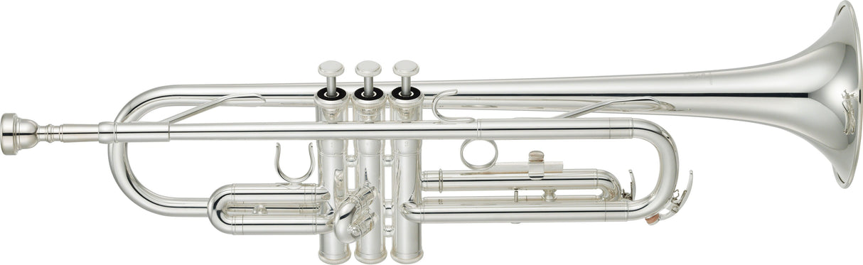 Trompeta Yamaha YTR-2330S plateada en Si bemol sobre fondo blanco