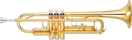 Trompeta Yamaha YTR-3335 dorada en Si bemol sobre fondo blanco