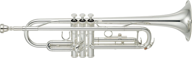 Trompeta Yamaha YTR-3335S plateada en Si bemol sobre fondo blanco